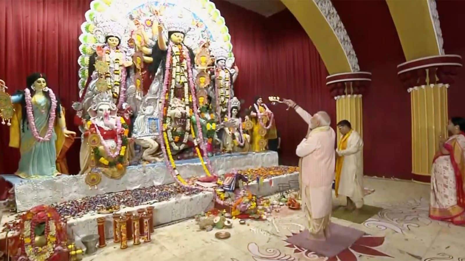 Maha Ashtami 2025: नई दिल्ली के दुर्गा पूजा पंडाल पहुंचे पीएम मोदी, महाअष्टमी के अवसर पर मां का लिया आशीर्वाद