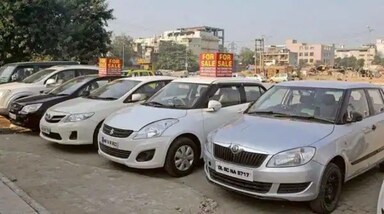 अगर आप सेकेंड हैंड फोर व्हीलर खरीदने की सोच रहे हैं तो यह आर्टिकल आपके काम की साबित हो सकती है। दरअसल, हम आपको आज बताने जा रहे हैं कि आप सेकंड हैंड कार को फोन की कीमत पर कैसे खरीद सकते हैं। जी हां, बता दें कि Apple ने हाल ही में iPhone 17 सीरीज लॉन्च की है। भारत में इसके फ्लैगशिप मॉडल iPhone 17 Pro Max की शुरुआती कीमत 1,49,900 (256GB) है, जबकि इसके टॉप वेरिएंट (2TB) की कीमत 2,29,900 है। लेकिन क्या आप जानते हैं कि इतने पैसे में आप एक सेकेंड हैंड कार भी खरीद सकते हैं? Cardekho के डाटा के अनुसार, भारत में कई पॉपुलर मॉडल 2 लाख से ढाई लाख के बजट में आसानी से उपलब्ध हैं। आइए इन कारों के फीचर्स और कीमत पर नजर डालते हैं।