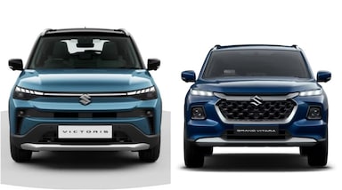 Maruti Victoris vs Grand Vitara: अगर आप एक फैमली कार खरीदने की प्लानिंग कर रहे हैं, और आपको समझ नहीं आ रहा है कि आपके लिए Maruti Vitoris और Grand Vitara में से कौन बेहतर रहेगा, तो हम आपको दोनों SUVs के बारे में डिटेल में बताएंगे।  दरअसल, Maruti Suzuki ने हाल ही में अपनी नई कार Maruti Victoris को भारतीय बाजार में लॉन्च किया है। यह Grand Vitara के प्लेटफॉर्म और इंजन ऑप्शन पर बेस्ड है, लेकिन कंपनी ने इसे अंदर और बाहर दोनों जगह एक अलग लुक दिया है। विक्टोरिस और ग्रैंड विटारा में टोयोटा अर्बन क्रूजर हाइराइडर की तुलना में अधिक अंतर हैं। अब हम इस आर्टिकल में दोनों गाड़ियों को कंपेयर करेंगे की कौन सी गाड़ी फीचर, माइलेज और कीमत में बेस्ट है? जिससे आप एक बेहतर SUV खरीदने में सफल हो पाए। अब आइए जानते हैं दोनों ही SUVs के बारे में।