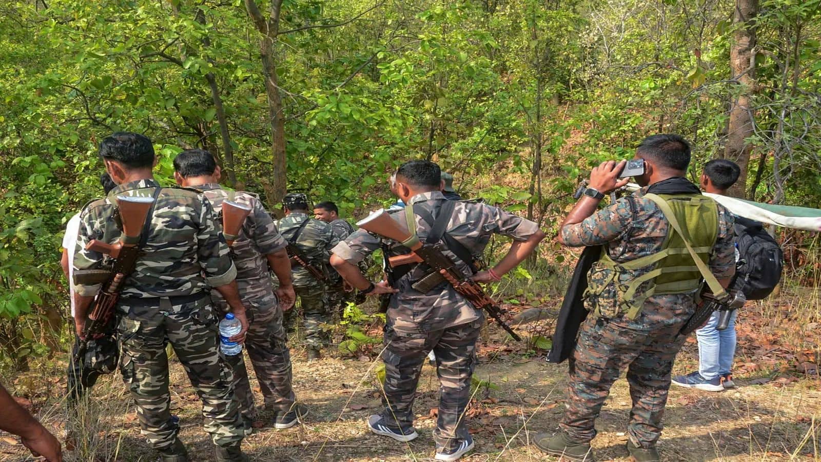छत्तीसगढ़ में 80 लाख रुपये के इनामी दो नक्सली कमांडर एनकाउंटर में ढेर, गृह मंत्री बोले- 'लाल आतंक की तोड़ रहे हैं रीढ़'