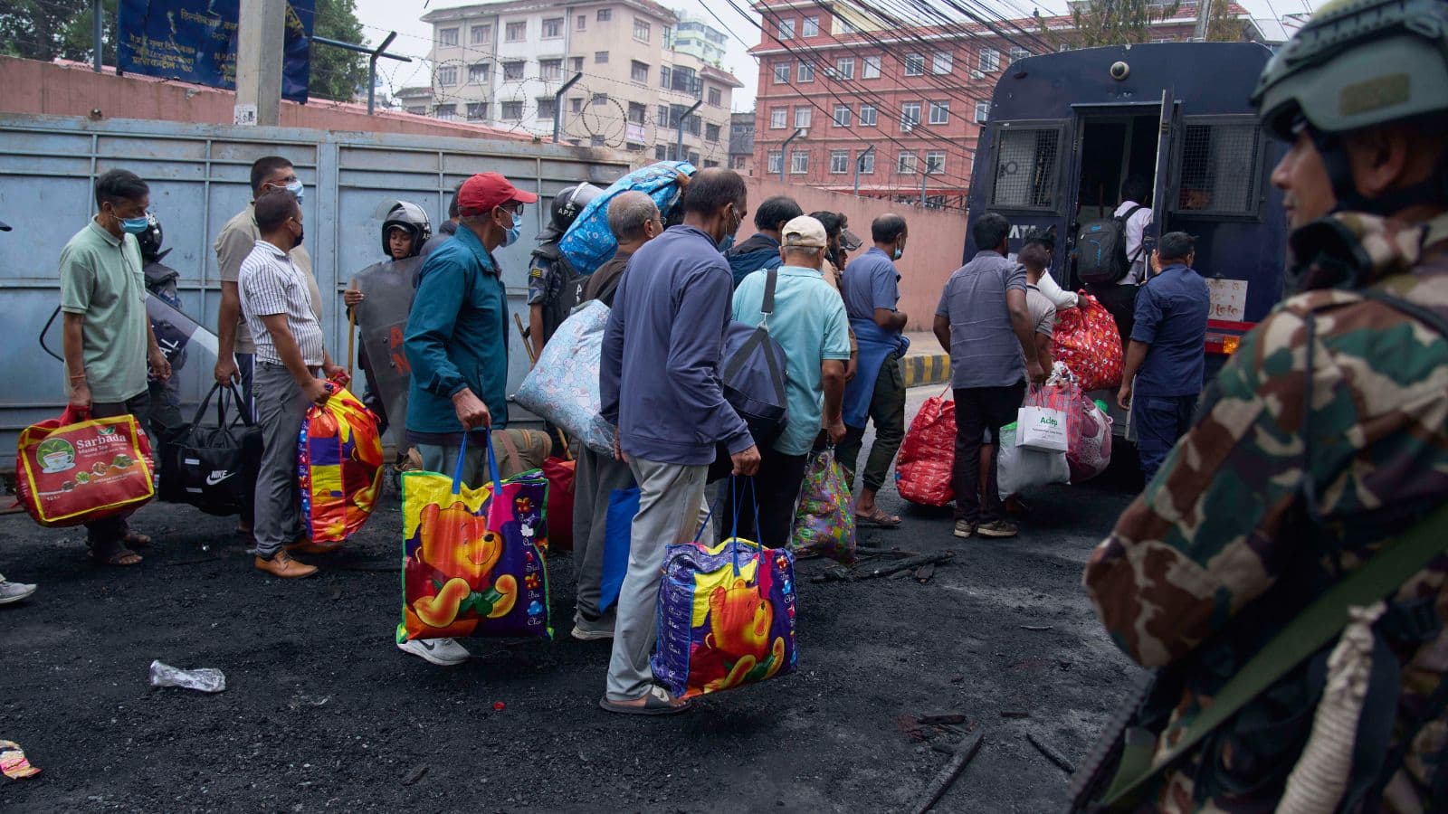 नेपाल में जेल तोड़ कर भागे 15,000 कैदी, भारत में पकड़े गए 35, बिहार से लेकर बंगाल तक अलर्ट पर SSB