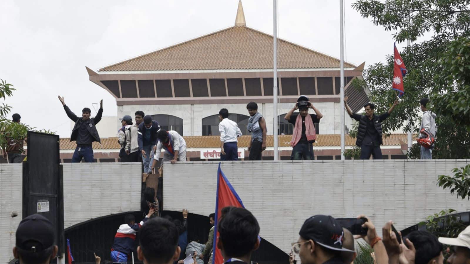 Nepal Gen-Z Protest: नेपाल में बवाल! संसद भवन में घुसे प्रदर्शनकारी, सोशल मीडिया बैन के खिलाफ सड़कों पर उतरे युवा