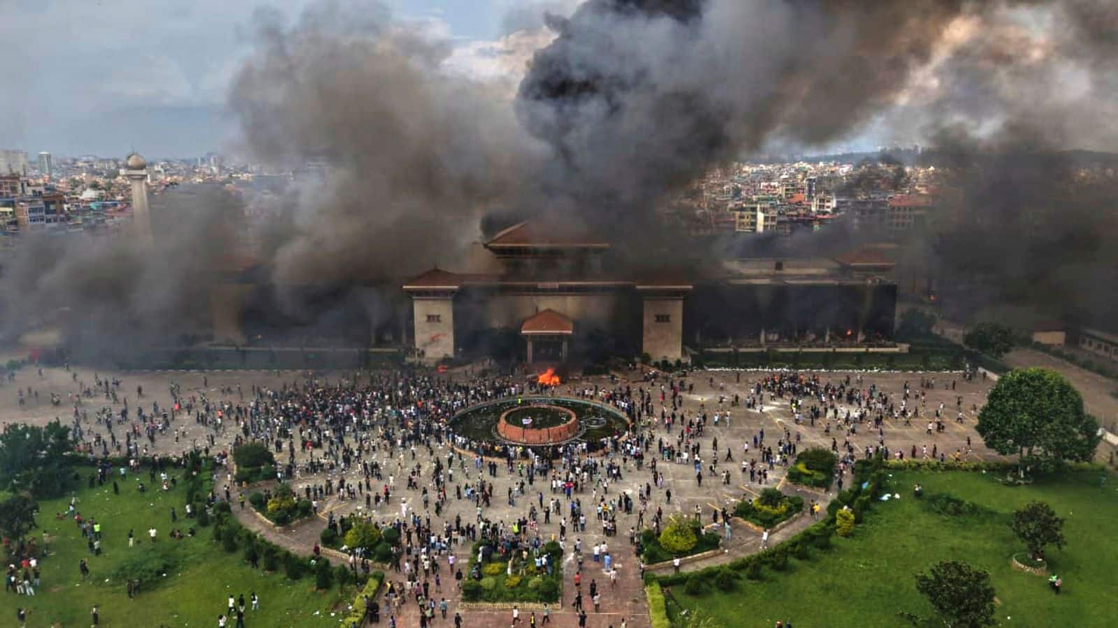 Nepal Protest: बांग्लादेश की राह पर चला नेपाल, पुराने नेताओं का खेल खत्म, अब अंतरिम सरकार ही आखिरी रास्ता!