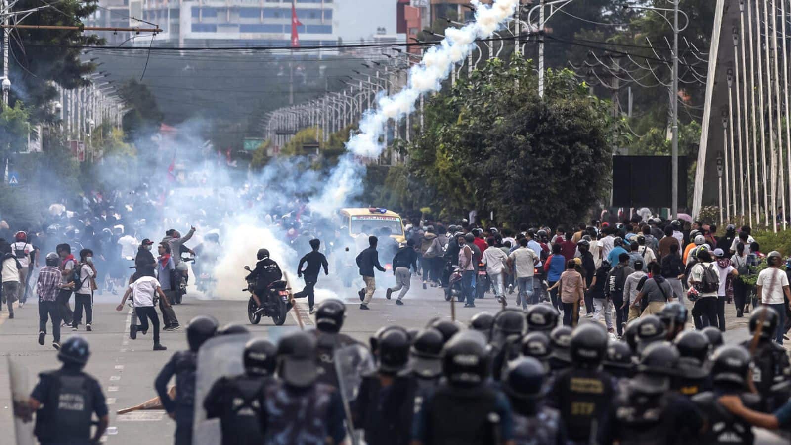 Nepal protests: 24 घंटे के बाद काठमांडू इंटरनेशनल एयरपोर्ट चालू, नेपाल की सेना ने संभाली कमान