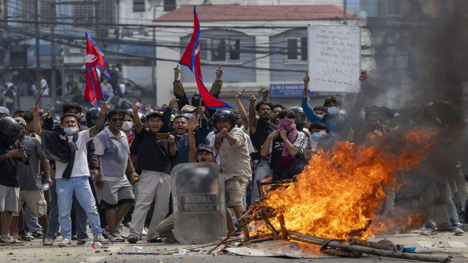 Nepal Gen Z Protest: नेपाल के पूर्व पीएम झलनाथ खनाल की पत्नी की मौत, प्रदर्शनकारियों ने रवि लक्ष्मी को जिंदा जलाया