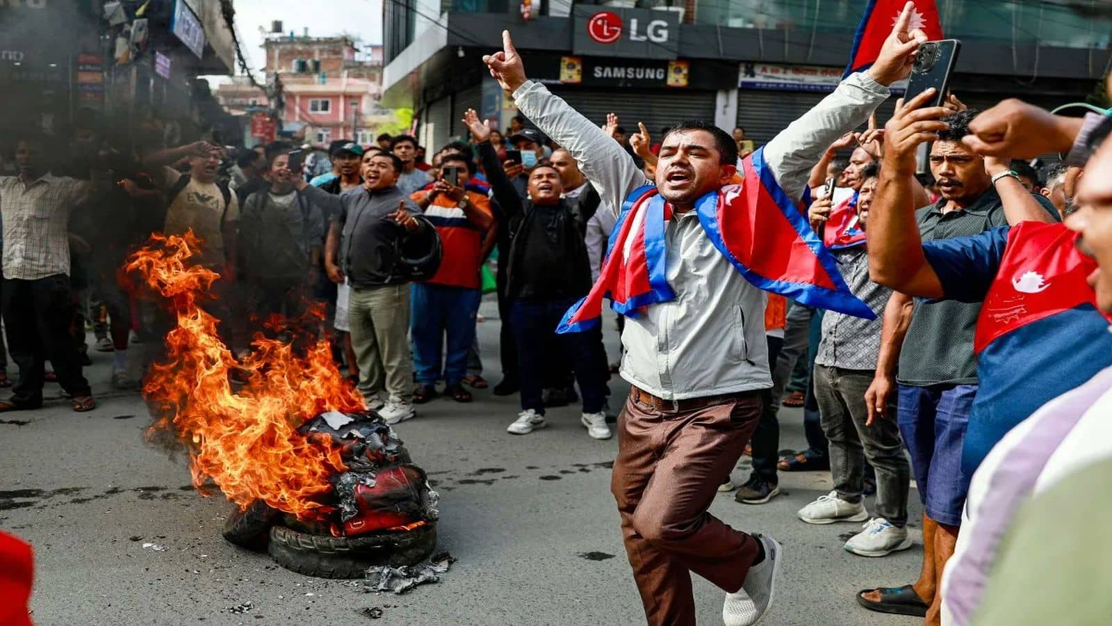 Nepal protest: हिंसक प्रदर्शन के बीच नेपाल का त्रिभुवन इंटरनेशनल एयरपोर्ट बंद, सभी उड़ानें स्थगित