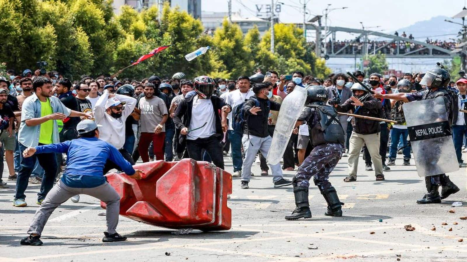 Nepal Protest: काठमांडू में भारतीय पर्यटकों पर हमला! Gen Z प्रदर्शनकारियों ने बस पर की पत्थरबाजी, सामान और पैसे लूटे