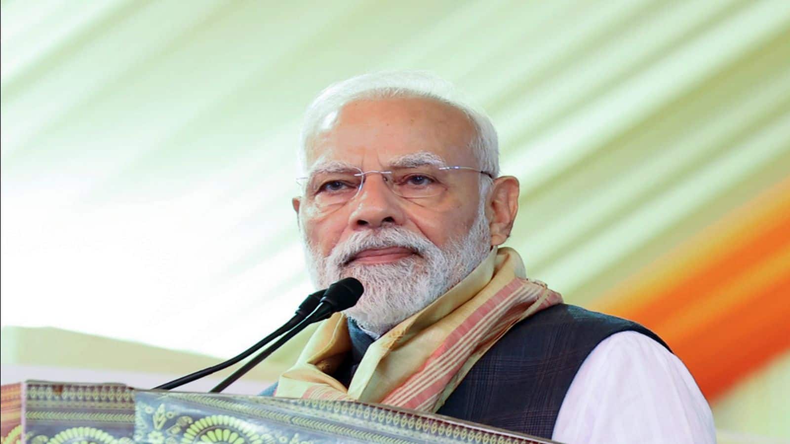 PM Modi Rajasthan Visit: पीएम मोदी ने राजस्थान में 'वंदे भारत' समेत 3 ट्रेनों को दिखाई हरी झंडी, ₹1.22 लाख करोड़ की परियोजनाओं की दी सौगात, युवाओं को बांटा नियुक्ति पत्र