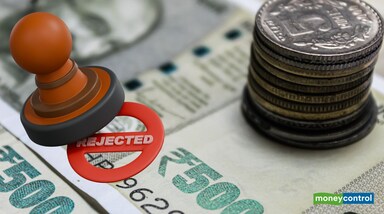 Personal Loan: त्योहारी सीजन में पर्सनल लोन लेना आम बात है, लेकिन छोटी-सी गलती एप्लिकेशन को रिजेक्ट करा सकती है। जानिए वो 8 वजहें जिनकी वजह से बैंक तुरंत आपका लोन खारिज कर देते हैं और उनसे कैसे बचा जा सकता है।
