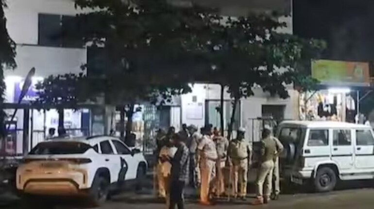 SBI Bank Robbery: मिलिट्री यूनिफॉर्म में आए लुटेरों ने SBI बैंक से लूटा 58 किलो  सोना और 8 करोड़ रुपए कैश, सर्च ऑपरेशन तेज | Moneycontrol Hindi