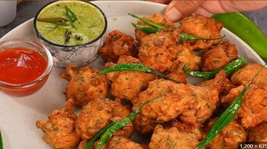 बारिश के मौसम में गरमा-गरम पकौड़े खाने का आनंद कुछ अलग ही होता है। अगर आप भी आलू-प्याज के पकौड़ों से थोड़ा हटकर कुछ नया ट्राई करना चाहते हैं, तो केले के क्रिस्पी पकौड़े एक बेहतरीन विकल्प हैं। ये पकौड़े न सिर्फ स्वाद में लाजवाब होते हैं, बल्कि इन्हें बनाना भी बेहद आसान है। आइए जानें कैसे आप अपने घर पर बना सकते हैं इस खास पकवान को।

