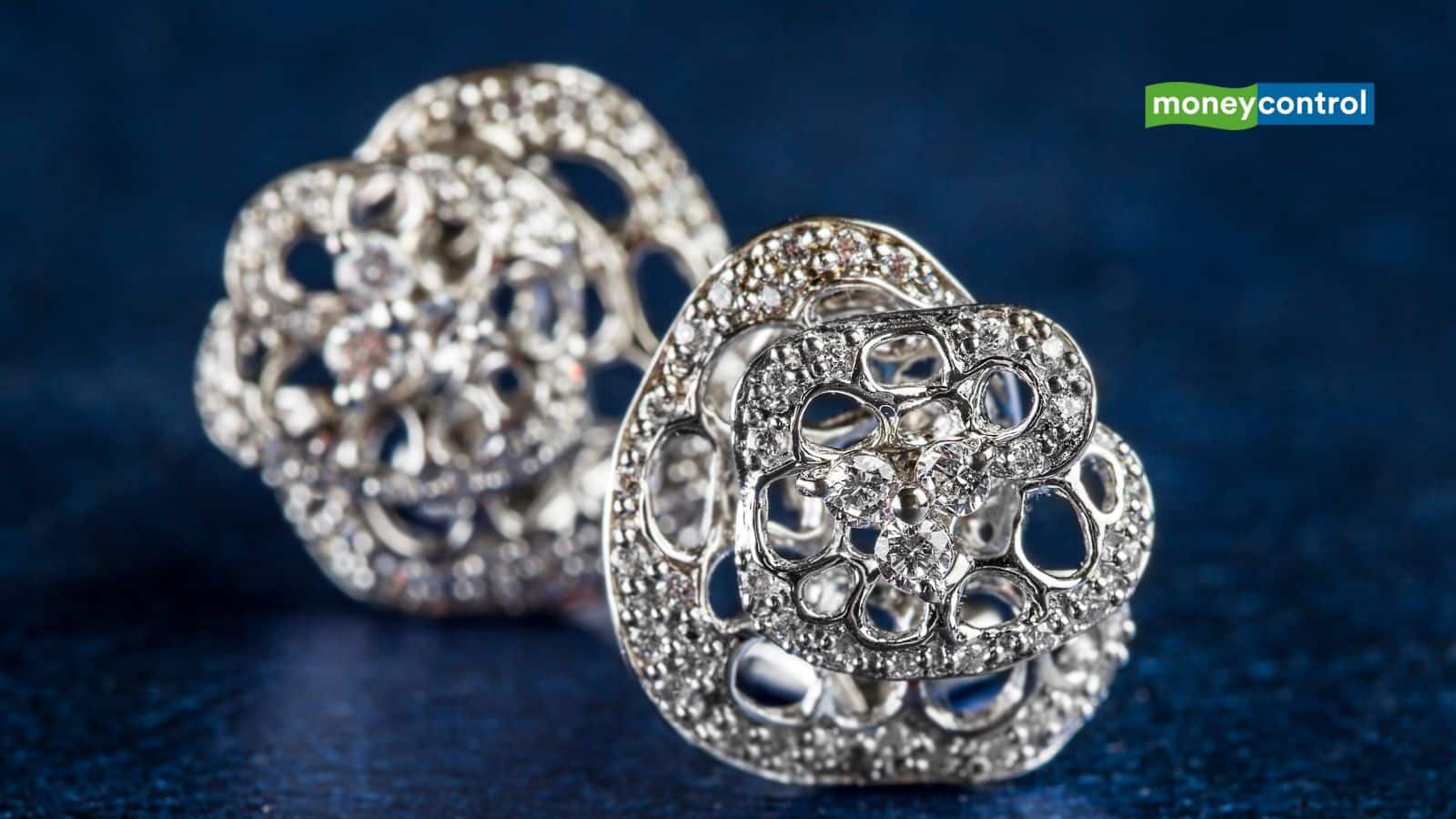 Silver Rate Today: करवाचौथ से पहले चांदी दिखा रही है रंग, 157000 रुपये के पार सिल्वर