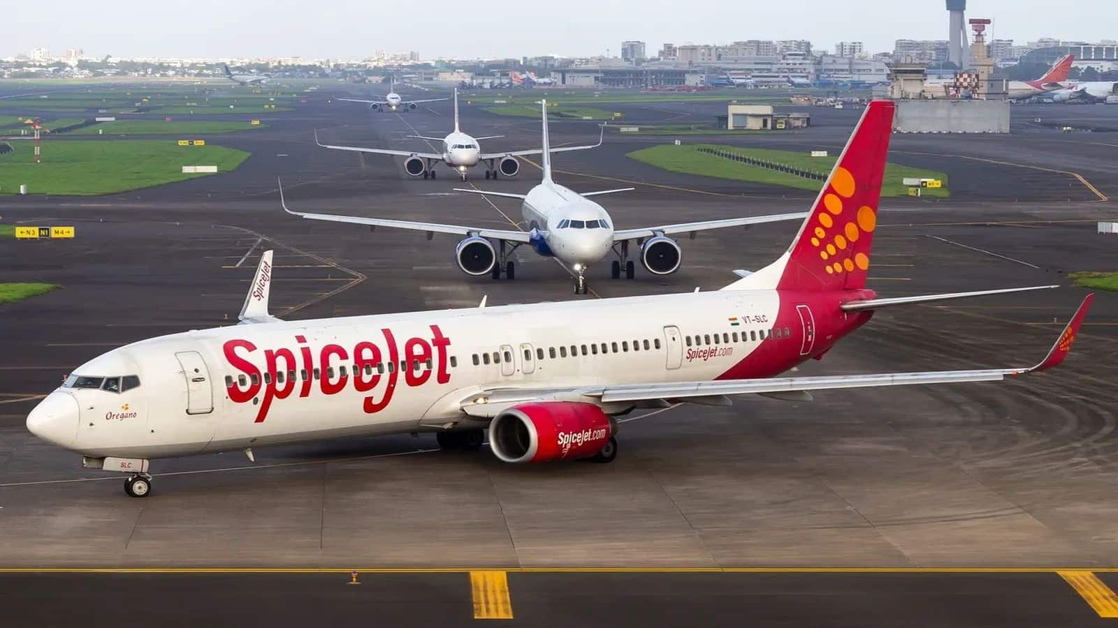 SpiceJet: टेकऑफ के बाद रनवे पर गिरा स्पाइसजेट के विमान का पहिया, हुई इमरजेंसी लैंडिंग
