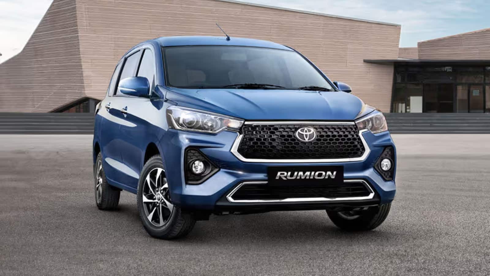 Toyota Rumion अब और किफायती, GST कट के बाद कीमतों में 49,000 रुपये तक की छूट