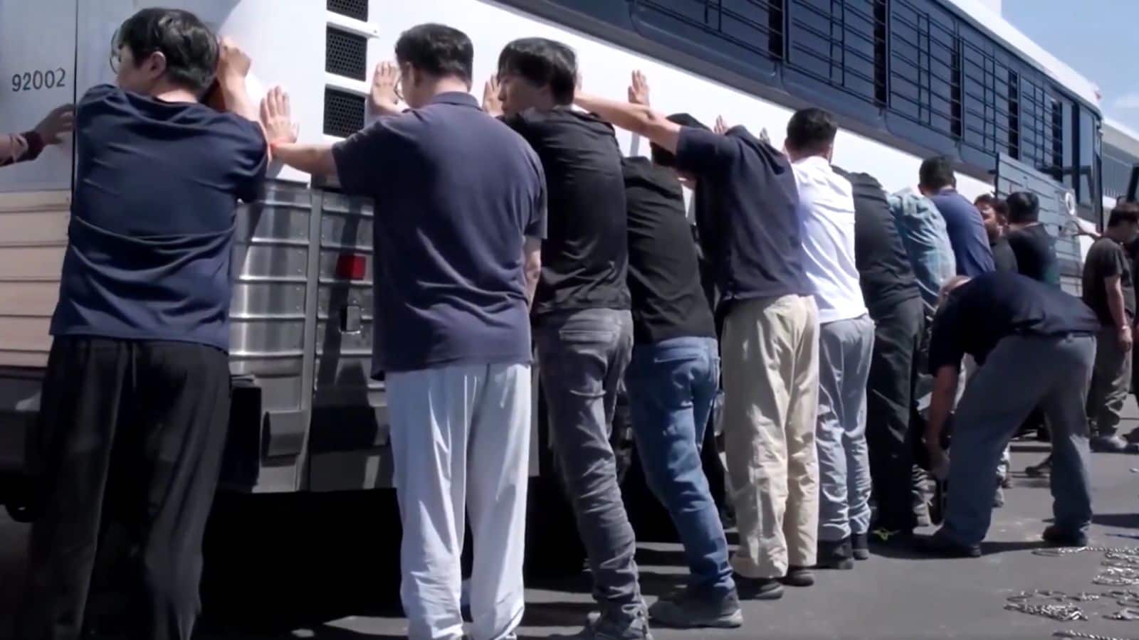 Video: अमेरिका में Hyundai के प्लांट पर बड़ी रेड, 475 लोग गिरफ्तार, सबसे ज्यादा कोरियन