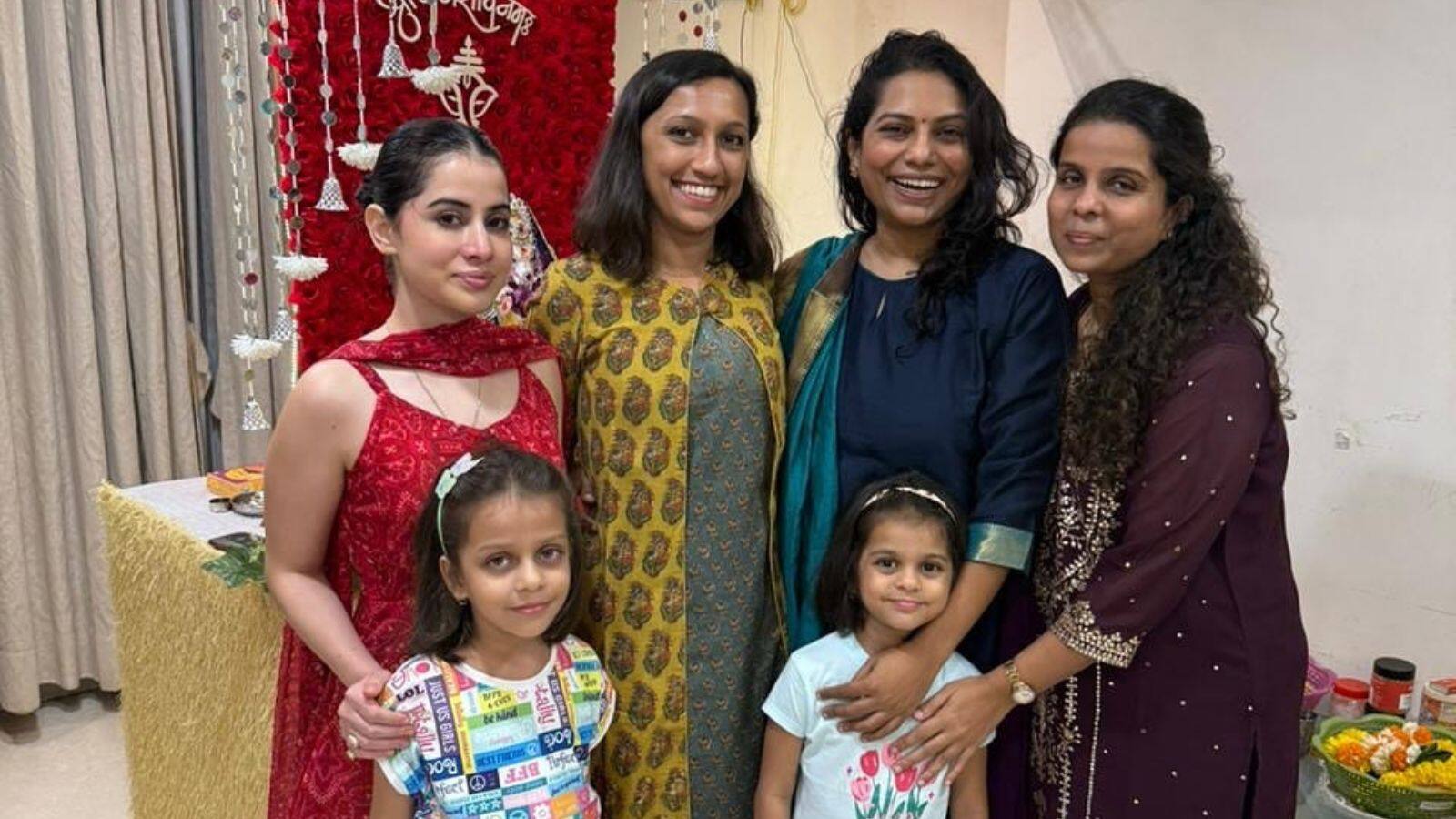 दूसरे फोटो में उर्फी के रोते हुए और सिर पर लगी चोट दिखाते हुए नजर आईं। हालांकि उन्होंने इसकी वजह नहीं बताई है। (Photo: Urfi Instagram)