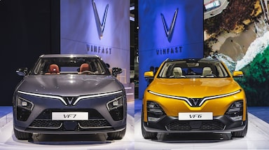 क्या आप इलेक्ट्रिक SUV खरीदने की सोच रहे हैं, अगर हां तो यह खबर आपके लिए फायदेमंद साबित हो सकती है। दरअसल, वियतनाम की इलेक्ट्रिक कार निर्माता कंपनी VinFast आज यानी 6 सितंबर 2025 को भारत में अपनी दो नई इलेक्ट्रिक SUVs VF6 और VF7 लॉन्च कर दिया है। इन दोनों इलेक्ट्रिक कारों के लॉन्च के साथ ही कंपनी ने भारतीय बाजार में अपना पहला कदम रख दिया है। आइए विस्तार में जानते हैं कि VF6 और VF7 की डिजाइन, फीचर्स और संभावित कीमत क्या होगी?