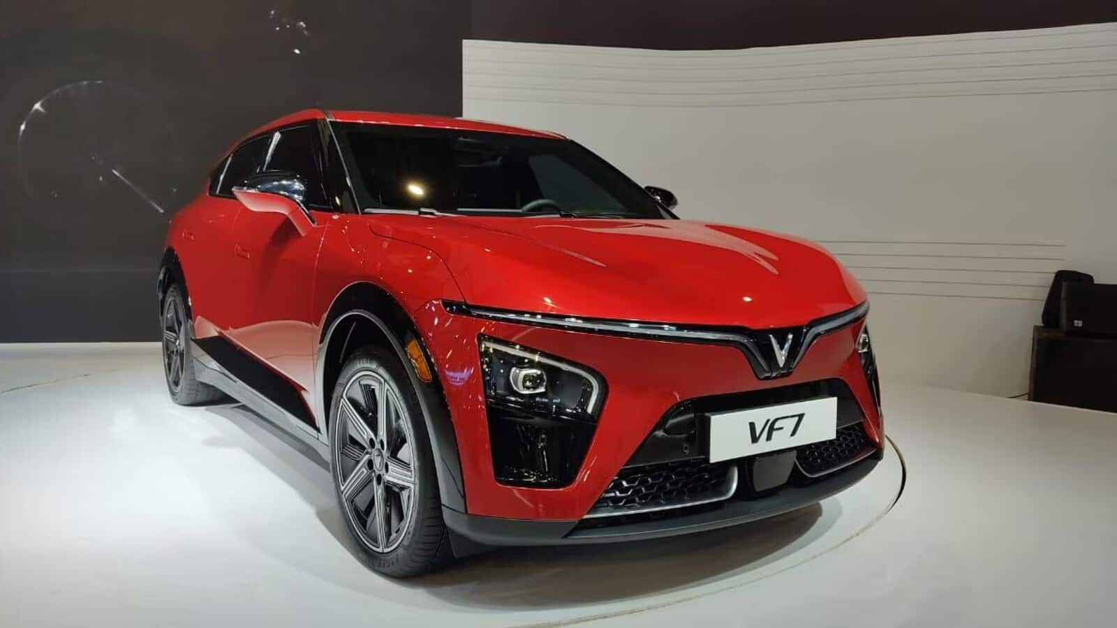 VinFast VF6 and VF7: भारत में लॉन्च हुई वियतनाम की इलेक्ट्रिक SUV, जानें कीमत, रेंज और फीचर्स