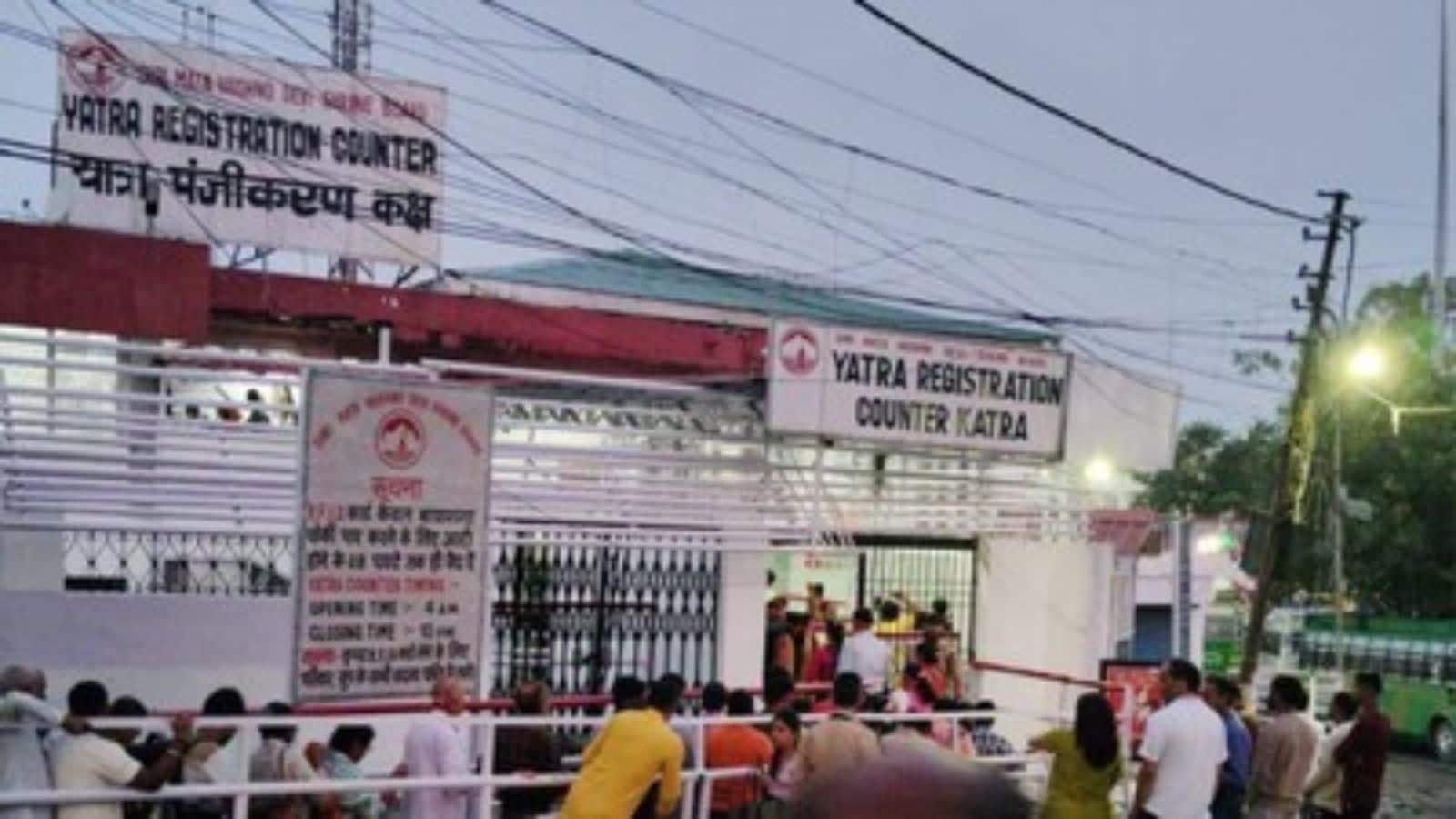 Vaishno Devi Yatra: वैष्णो देवी यात्रा 22 दिन बाद फिर शुरू, 'जय माता दी' के जयकारों के साथ उमड़े श्रद्धालु