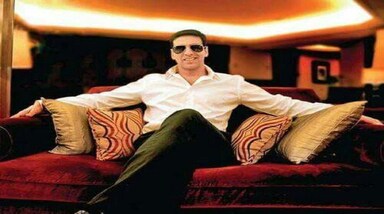 Akshay Kumar Turns 58: बॉलीवुड के सबसे भरोसेमंद एक्टर कहे जाने वाले अक्षय कुमार आज 9 सितंबर को 58 साल के हो गए। वह अपना जन्मदिन अपनी 200वीं फिल्म की घोषणा करके मनाएंगे। उन्हें बॉलीवुड का खिलाड़ी भी कहते हैं और इंडस्ट्री का सबसे भरोसेमंद एक्टर का खिताब भी उनके नाम है। इतना ही नहीं अपने एक्शन सीन खुद करने के जुनून की वजह से उन्हें 'भारत का जैकी चैन भी कहा जाता है। (Photo Credit : Pinterest)