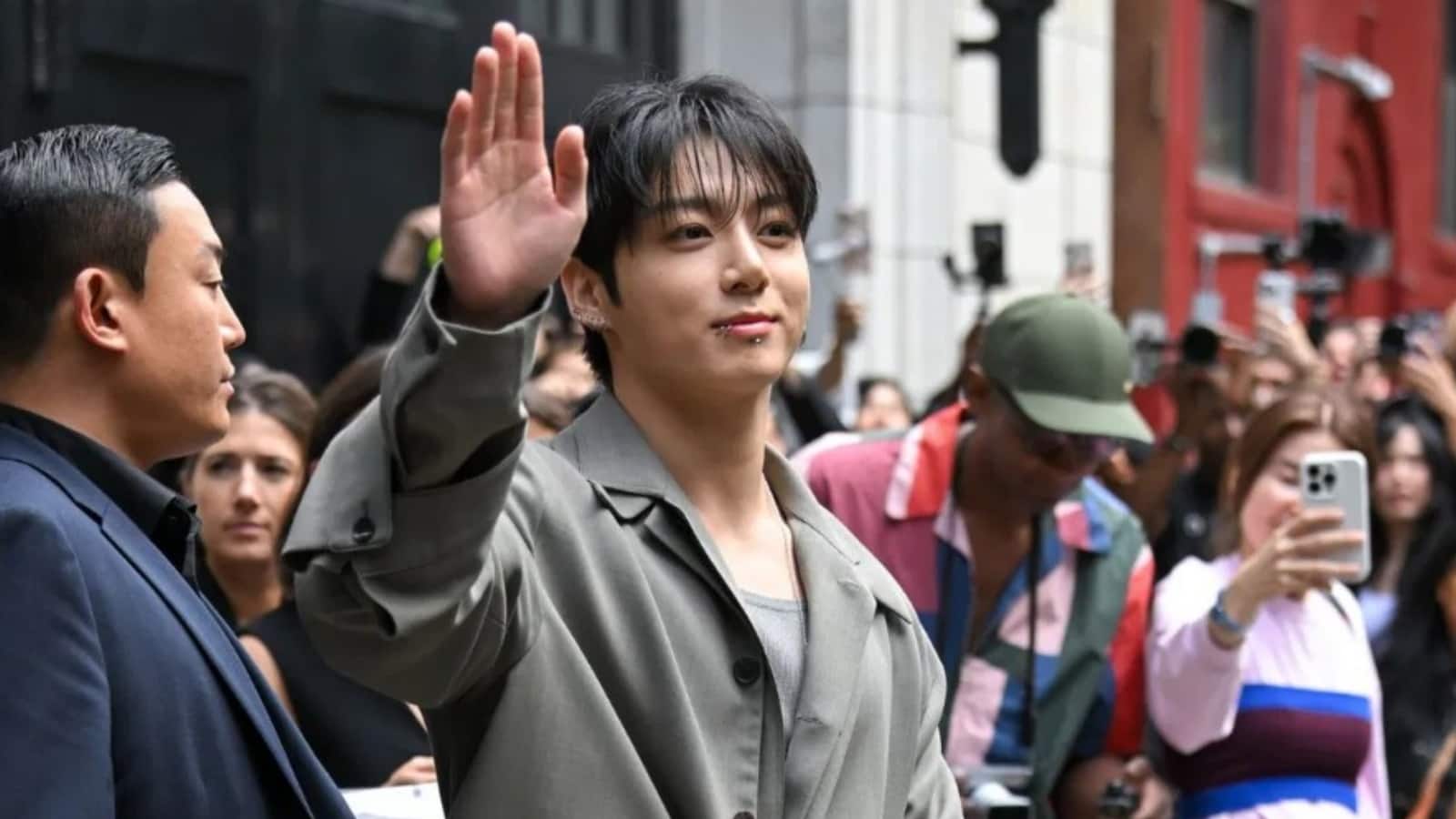 BTS Jungkook: बीटीएस के जंगकुक ने न्यूयॉर्क फैशन वीक बिखेरा जलवा, फोटो देख फैंस बोले 'प्रिंस चार्मिंग'