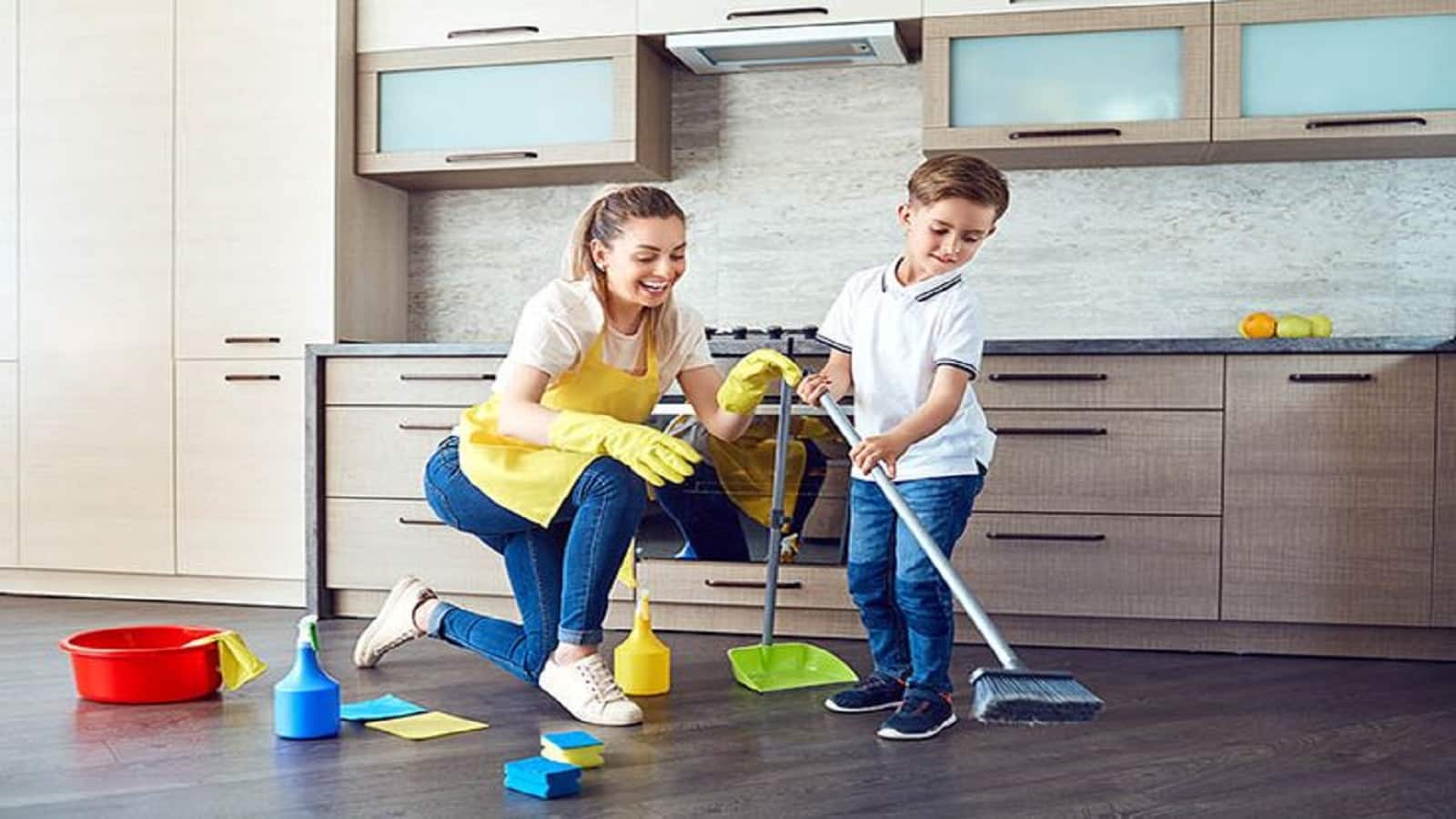 Diwali Cleaning Tips: त्योहार में चमकाना चाहते हैं घर, तो साफ-सफाई के लिए बनाएं ये रणनीति