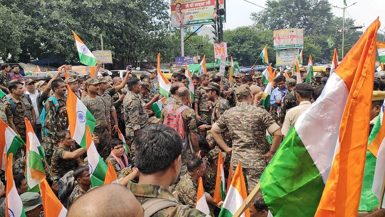 पटना में BJP ऑफिस के बाहर डायल 112 चालक कर्मियों का प्रदर्शन, नीतीश कुमार से मिलने की रखी मांग