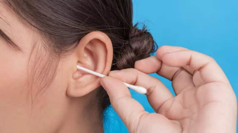 Ear Cleaning Tips: ऐसे कर सकते हैं कान की गंदगी साफ, जानें आसान और सुरक्षित घरेलू उपाय Ear Cleaning Tips: ऐसे कर सकते हैं कान की गंदगी साफ, जानें आसान और सुरक्षित घरेलू उपाय