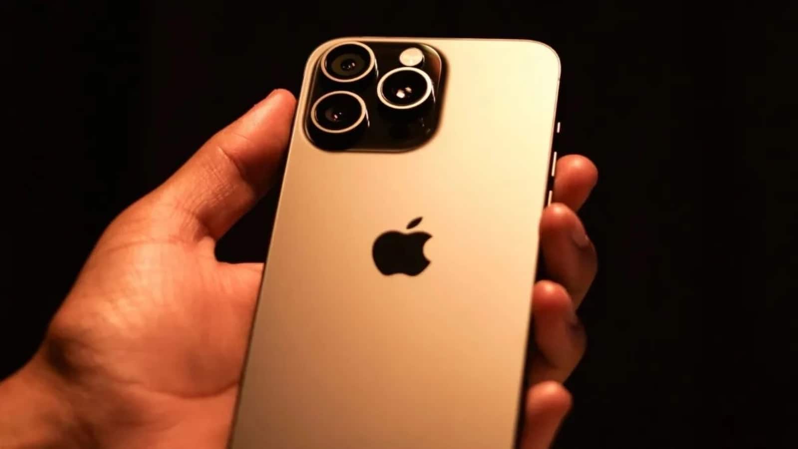 Apple का कहना है कि नया मॉडल iPhone 16 से 8 घंटे ज्यादा बैटरी बैकअप देता है।