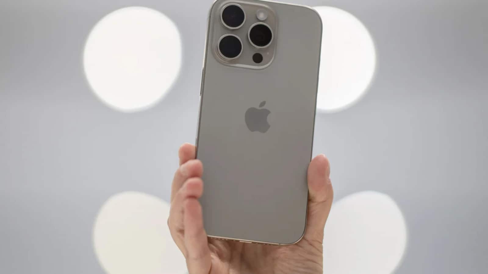 एक और बड़ा हाइलाइट है कि iPhone 17 का डिस्प्ले 'Ceramic Shield 2' से बना है, जिससे ये पिछले वर्जन की तुलना में 3 गुना ज्यादा स्क्रैच-रेजिस्टेंट है।