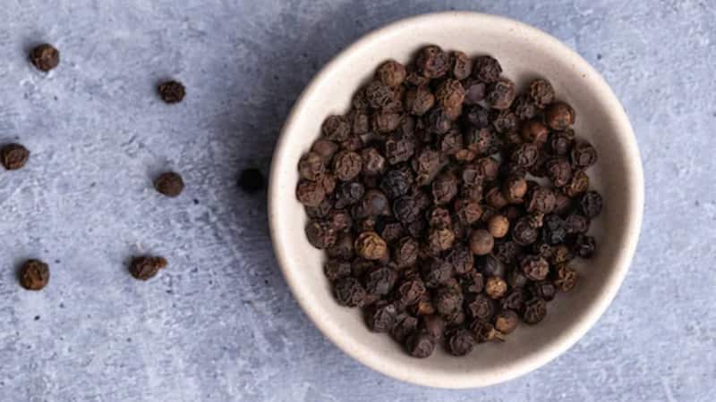 Weight Loss Tips: वजन घटाने में इस तरह मददगार है काली मिर्च, जानें इसके असरदार इस्तेमाल