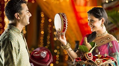 करवा चौथ हर कपल के लिए बेहद खास होता है। इस दिन पति-पत्नी अपने प्यार और रिश्ते को सेलिब्रेट करते हैं। ऐसे मौके पर अपनी पत्नी को कुछ अनोखा गिफ्ट करना इस दिन को और भी यादगार बना देता है। गोल्ड रिंग्स इस मामले में सबसे परफेक्ट ऑप्शन साबित होती हैं, क्योंकि ये खूबसूरती के साथ भावनाओं को भी व्यक्त करती हैं।