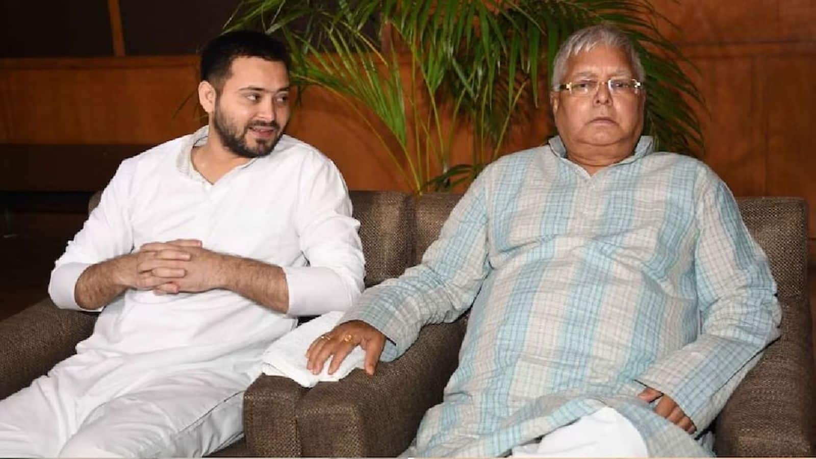 Bihar Chunav 2025: बिहार चुनाव से पहले NDA में भूचाल! JDU और BJP के कई नेता RJD में हुए शामिल