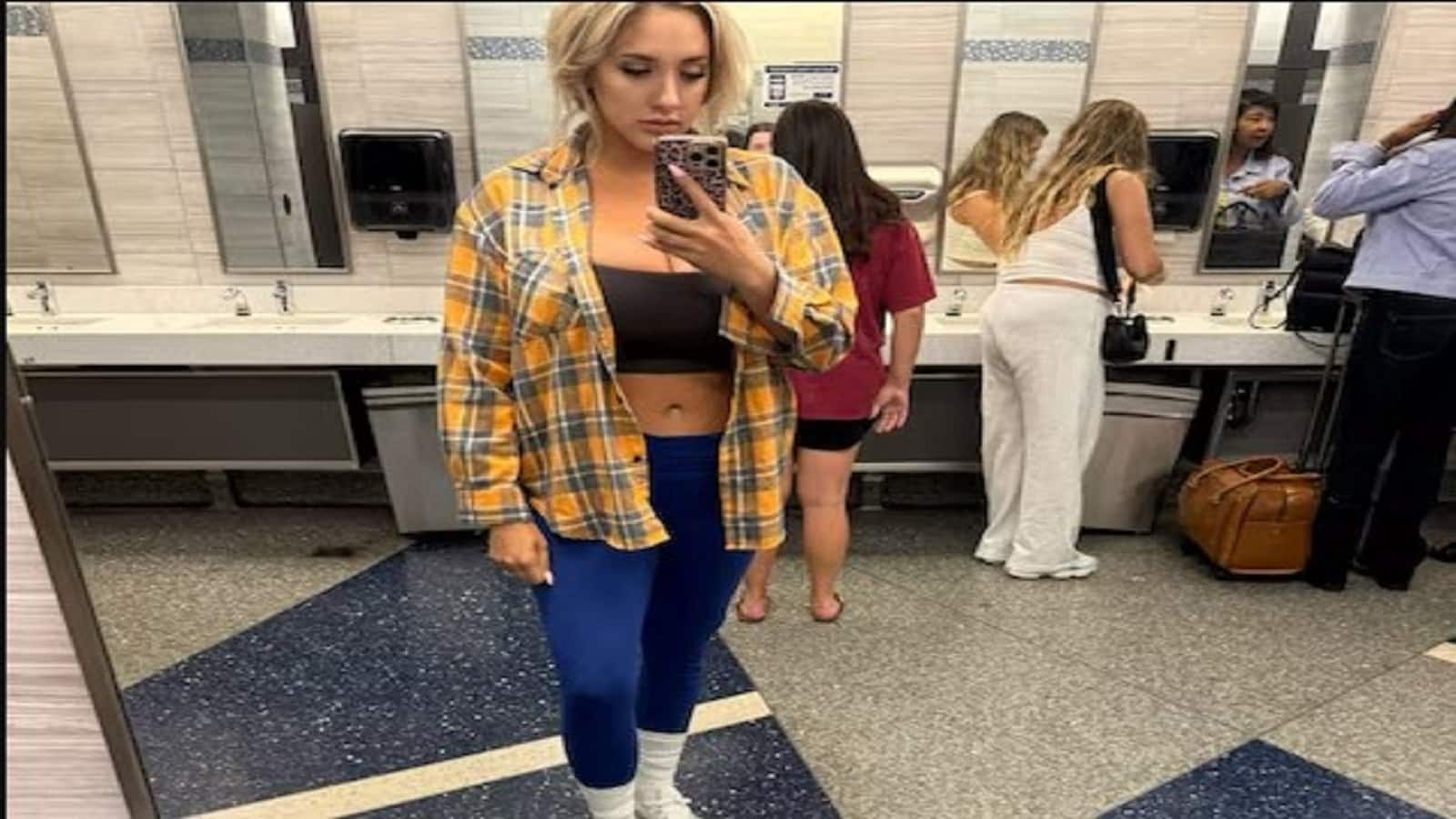 American Airlines ने सोशल मीडिया इंफ्लूएंसर के कपड़ों पर यात्रा करने से रोका, विमान में बैठने से पहले शर्ट के बटन लगाने का दिया फरमान