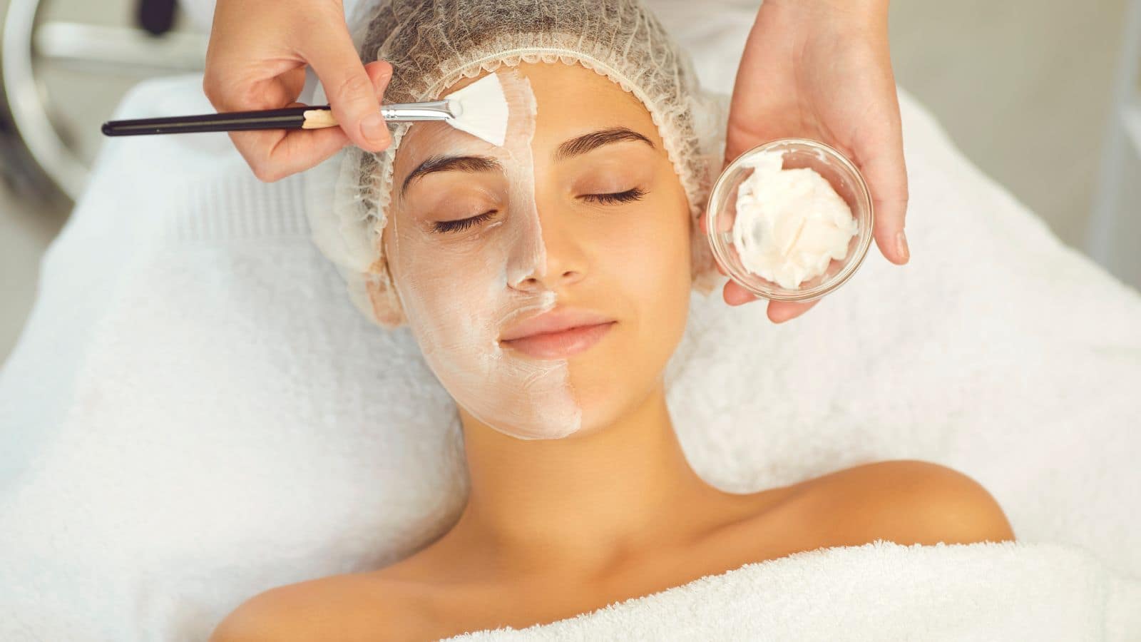 Skin Care Tips: ग्लोइंग स्किन के लिए ब्लीच या फेशियल, कौन देगा लंबे समय तक फायदा? जानें यहां