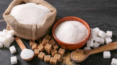 आजकल लोग अपने खानपान में स्वाद के लिए अक्सर शक्कर का ज्यादा इस्तेमाल करने लगे हैं, लेकिन क्या आप जानते हैं रोजाना चीनी सीमित मात्रा में ही लेना चाहिए? अधिक चीनी स्वास्थ्य के लिए कहां और कैसे खतरा बन सकती है आइए जानें कुछ बड़े फैक्ट्स।
