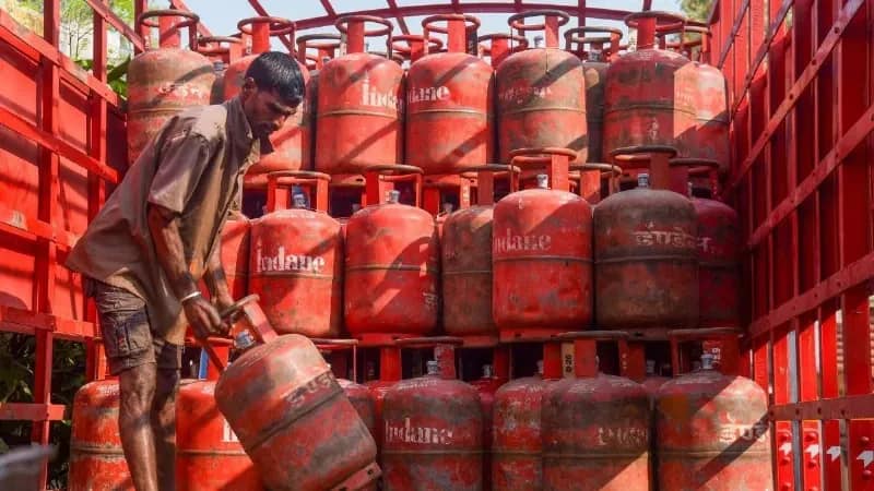 उज्जवला योजना: त्योहारी सीजन पर मोदी सरकार का खास तोहफा, प्रधानमंत्री उज्ज्वला योजना के तहत इतने लाख महिलाओं को मिलेगा मुफ्त LPG कनेक्शन