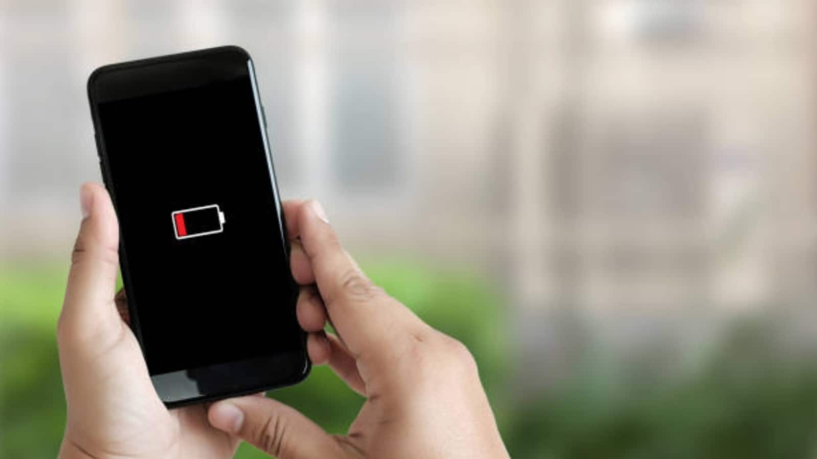 Tech Tips: इन गलतियों से घट रही है आपके फोन की बैटरी की उम्र, टेक एक्सपर्ट्स ने दी जानकारी