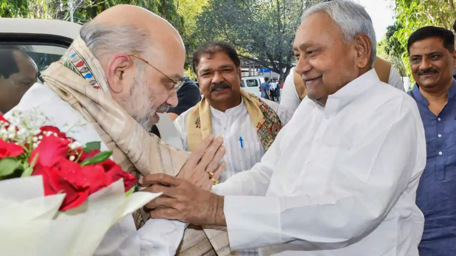 Bihar Election 2025: पहले चरण के लिए नामांकन का आज आखिरी दिन! नीतीश कुमार से मिले अमित शाह, जानें बिहार चुनाव की बड़ी बातें