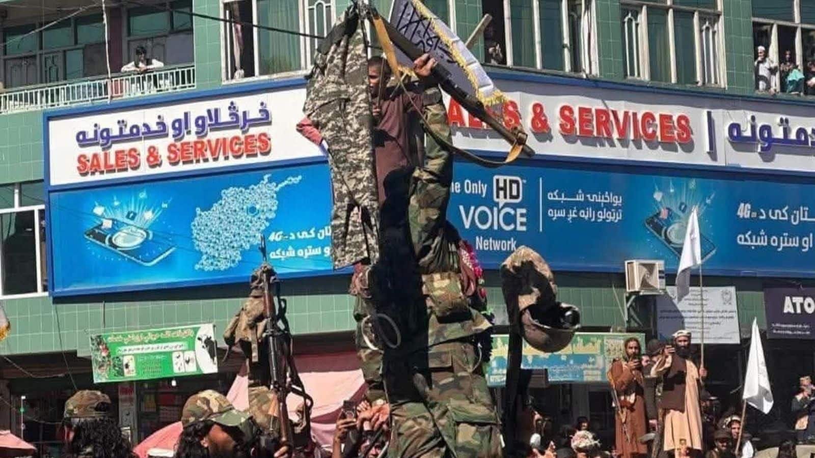 Pakistan Afghanistan Clash: पोस्ट तो पोस्ट पतलून भी छोड़कर भागे पाकिस्तानी सैनिक, तालिबान ने खुलेआम सड़कों पर लहराई