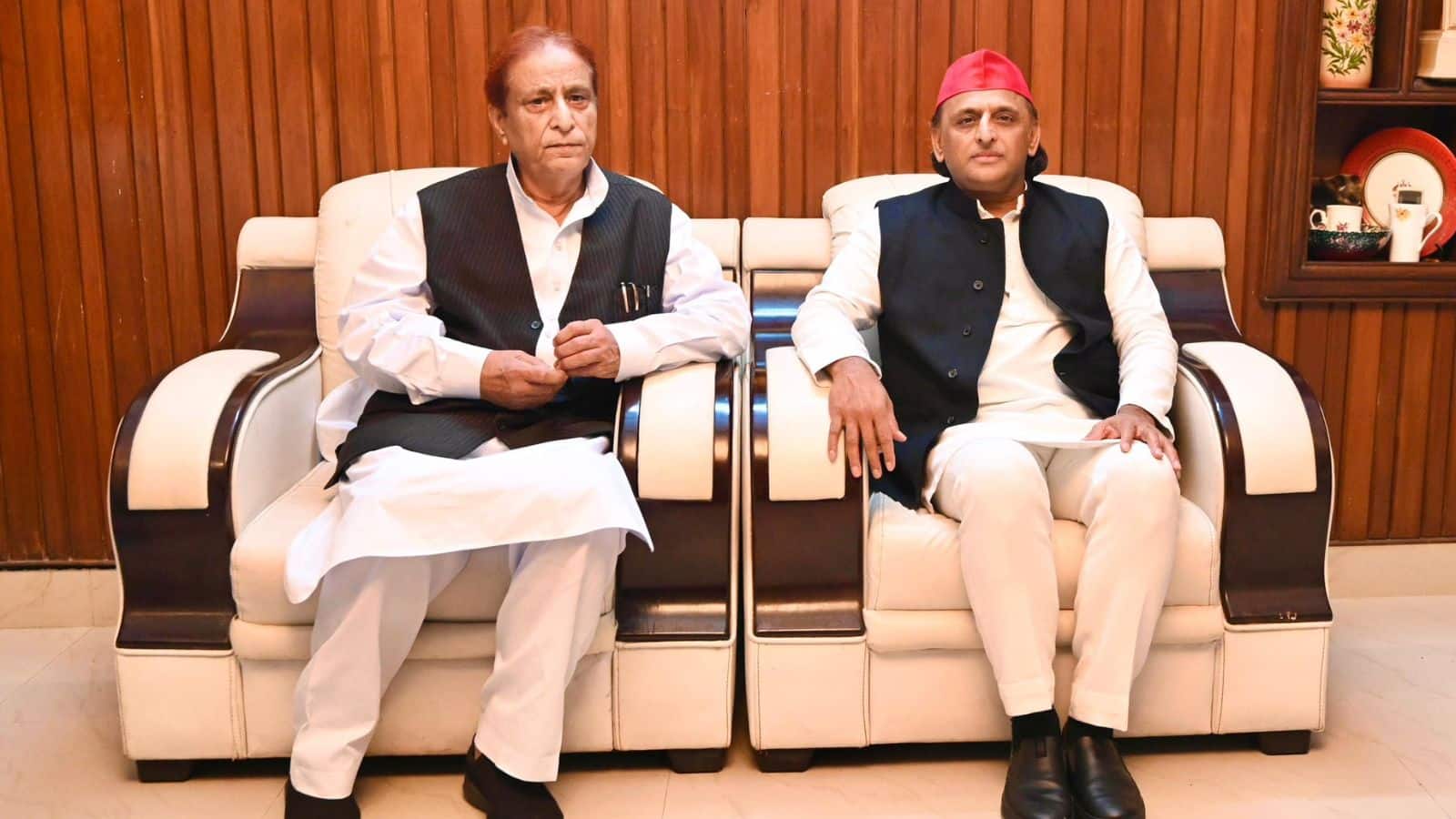 अखिलेश यादव ने रामपुर में आजम खान से की मुलाकात, सपा के आधार को फिर से मजबूत करने की तैयारी