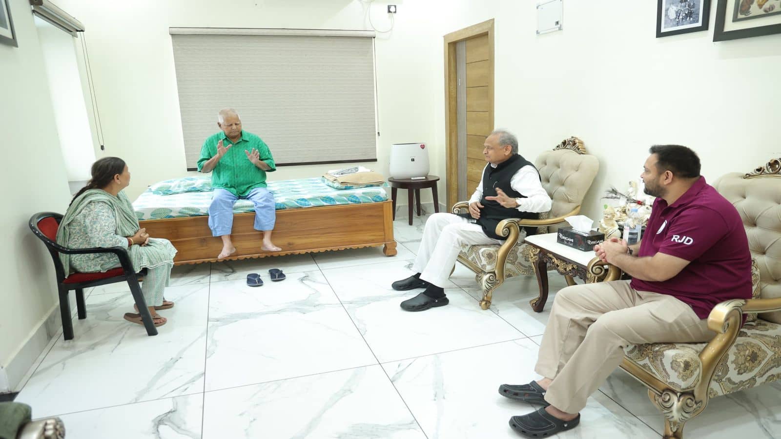 Bihar Election 2025: '5-10 सीटों पर फ्रेंडली फाइट हो सकती है'; महागठबंधन में खींचतान जारी! लालू और तेजस्वी यादव से मिले अशोक गहलोत