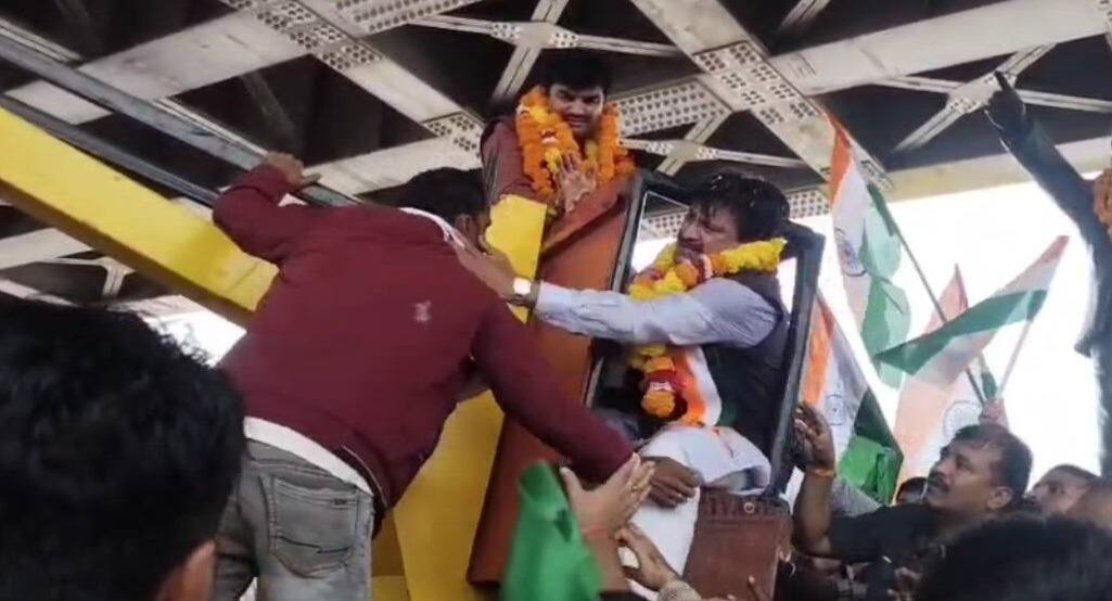 MP: क्रेन में लगा झटका तो बीजेपी सांसद गणेश सिंह को आया गुस्सा, ऑपरेटर को मारा थप्पड़ MP: क्रेन में लगा झटका तो बीजेपी सांसद गणेश सिंह को आया गुस्सा, ऑपरेटर को मारा थप्पड़