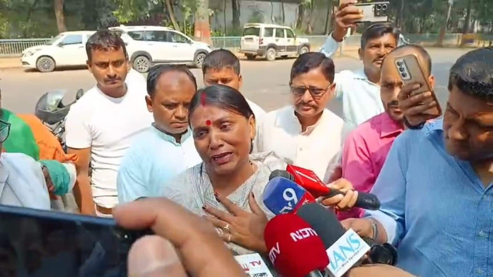 Bihar Chunav: "20 साल से पार्टी के लिए काम कर रहे हैं, फिर भी टिकट नहीं मिला", लालू-राबड़ी आवास पर फूट-फूटकर रोईं RJD नेता ऊषा देवी