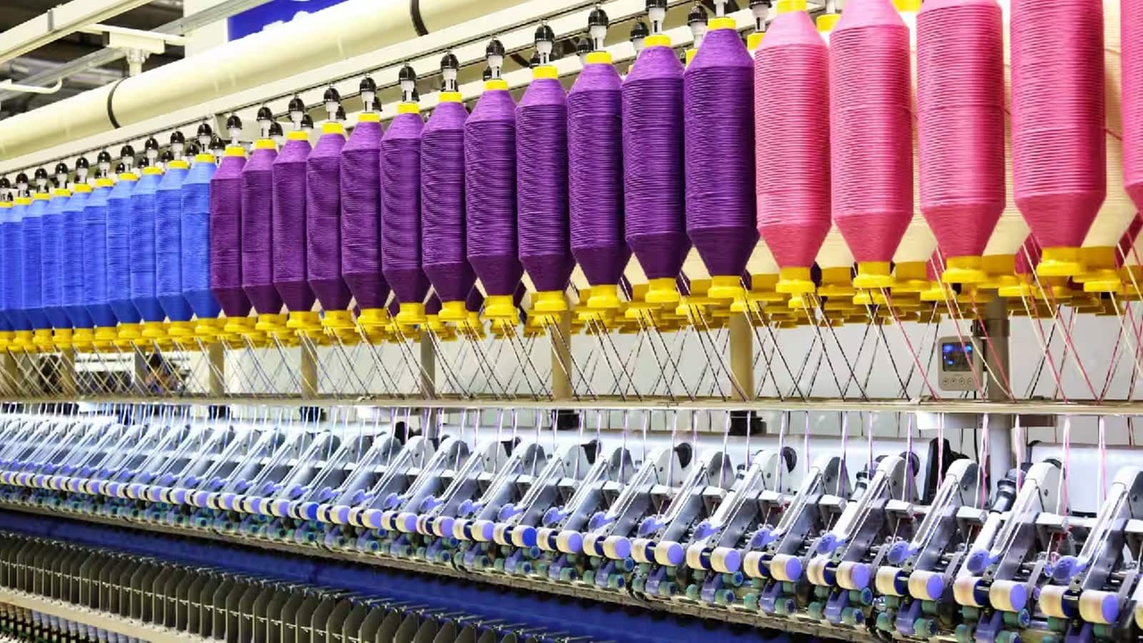 Borana Weaves । मौजूदा भाव: ₹230.10 (+3.95%) बोराना वीव्स ने यूनिट 4 में 108 नए लूम्स जोड़ने का ऐलान किया है जिसकी इसकी टोटल प्रोडक्शन कैपेसिटी बढ़कर 34.6 लाख मीटर पहुंच गई। इस ऐलान पर आज इसके शेयर इंट्रा-डे में 6% उछलकर ₹234.65 पर पहुंच गए। बढ़ी हुई क्षमता इस महीने के आखिरी तक चालू हो जाएगी।