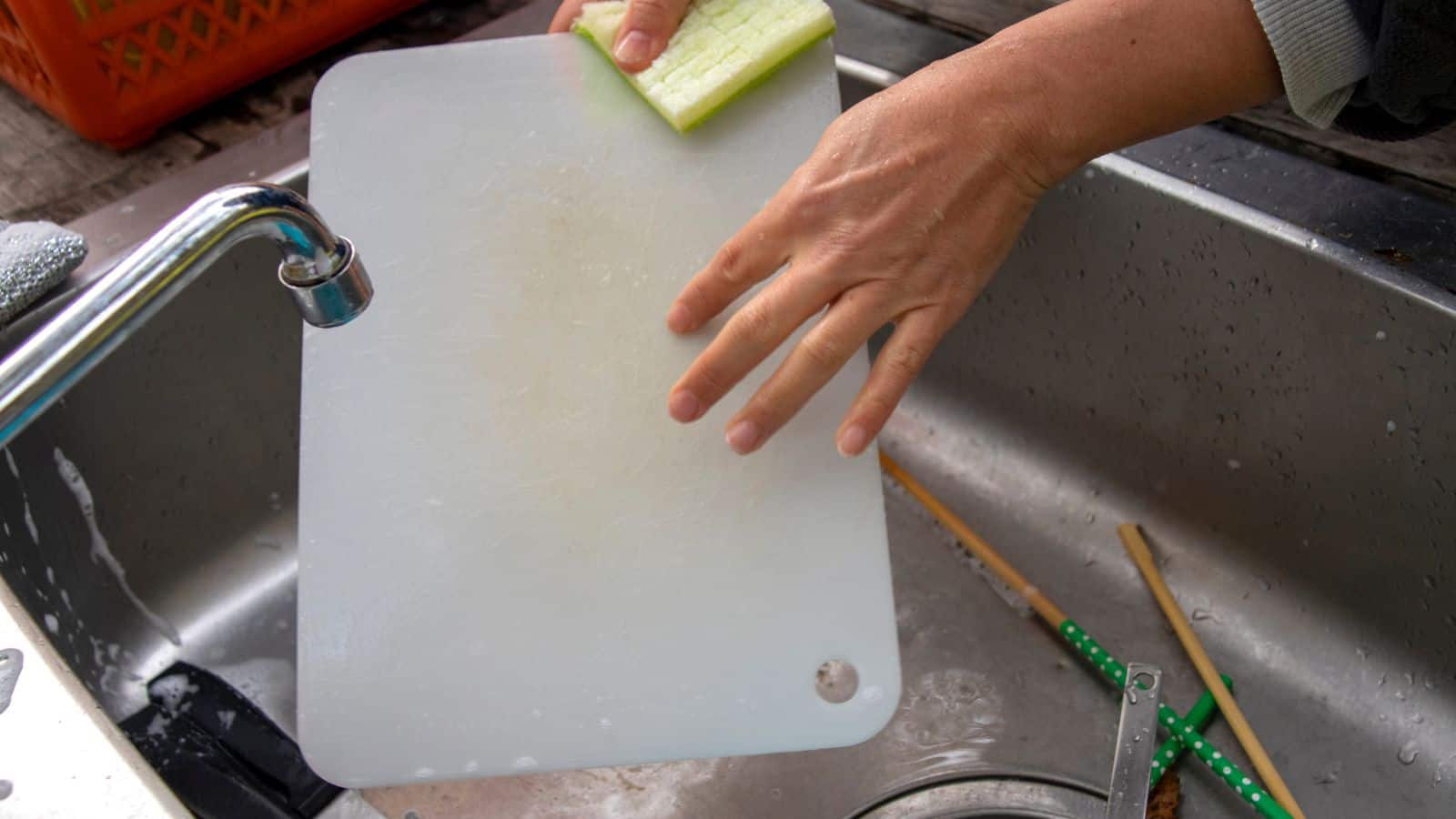 Chopping Board Cleaning Tips: घर पर ही आसानी से चॉपिंग बोर्ड से हटाएं जिद्दी दाग और बदबू Chopping Board Cleaning Tips: घर पर ही आसानी से चॉपिंग बोर्ड से हटाएं जिद्दी दाग और बदबू