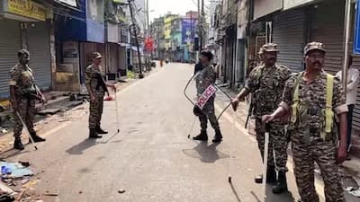 कटक में मूर्ति विसर्जन को लेकर दो गुटों में बवाल, पुलिस पर हमला, तनाव के बाद इंटरनेट बंद