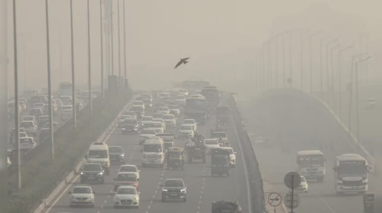 Delhi AQI: ऑक्सीजन नहीं, जहर की खुराक ले रहे दिल्ली के लोग! AQI के खतरनाक लेवल पर पहुंचने पर फिर लागू हुआ GRAP-4 | Moneycontrol Hindi