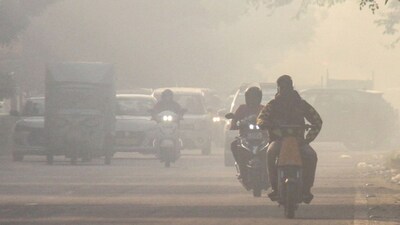 Delhi AQI:एक ओर प्रदूषण जारी है, वहीं दूसरी ओर राष्ट्रीय राजधानी में शीतलहर की स्थिति भी तेज हो रही है