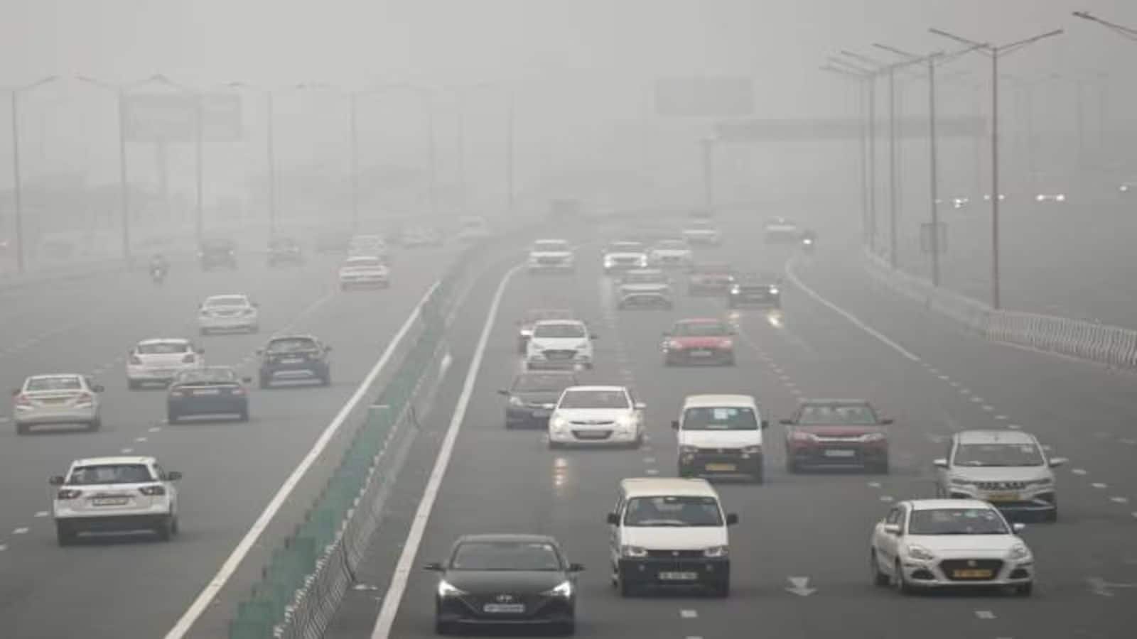 Delhi AQI: दिल्ली में जहरीली हवा से अभी नहीं मिलेगी राहत, कई जगहों पर AQI 400 के पार